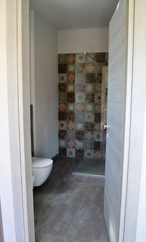 Articles de toilette gratuits, sèche-cheveux, serviettes fournies