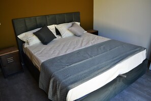 Escritorio, cunas gratuitas, wifi gratis y ropa de cama