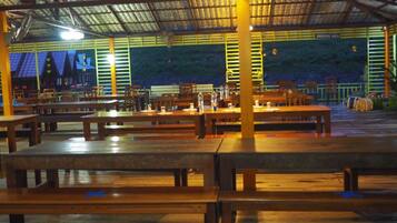 Breakfast, lunch, dinner served; Thai cuisine