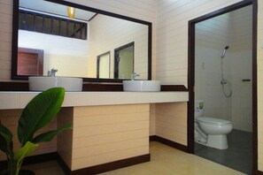 Standaard tweepersoonskamer | Badkamer | Een douche, handdoeken