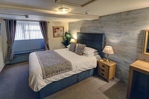 Superior-Doppelzimmer, mit Bad | Betten mit Memory-Foam-Matratzen, kostenloses WLAN, Bettwäsche