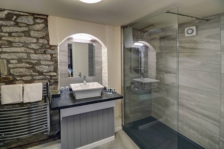 Premium Double Room, Ensuite | Bathroom | Hair dryer, towels, soap, shampoo. Ye Olde Cheshire Cheese Inn