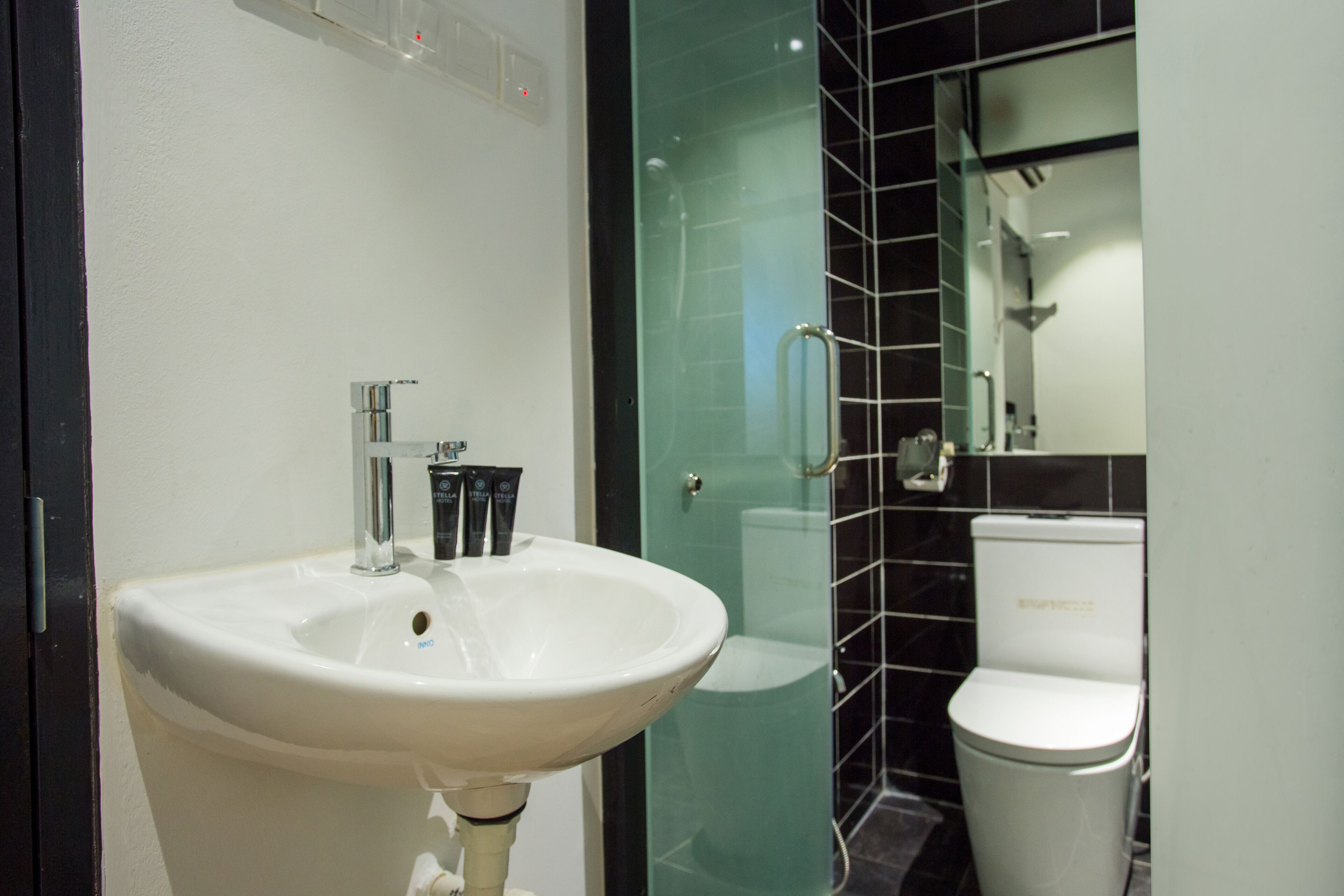 single room | bathroom | shower, free toiletries, hair dryer, slippers