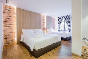 Suite estudio familiar | Caja de seguridad en la habitación y escritorio