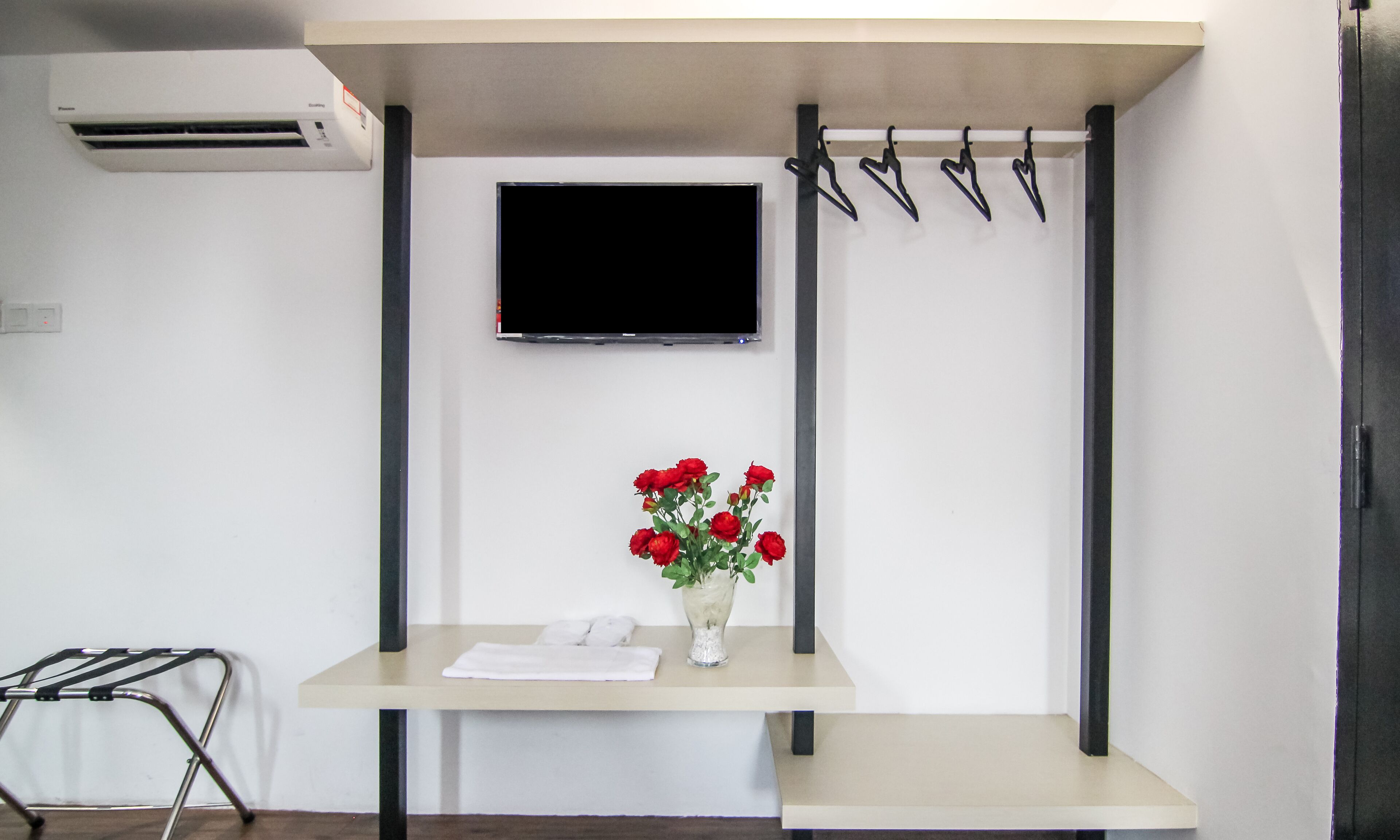 deluxe king | in-room safe, desk, laptop workspace, blackout curtains