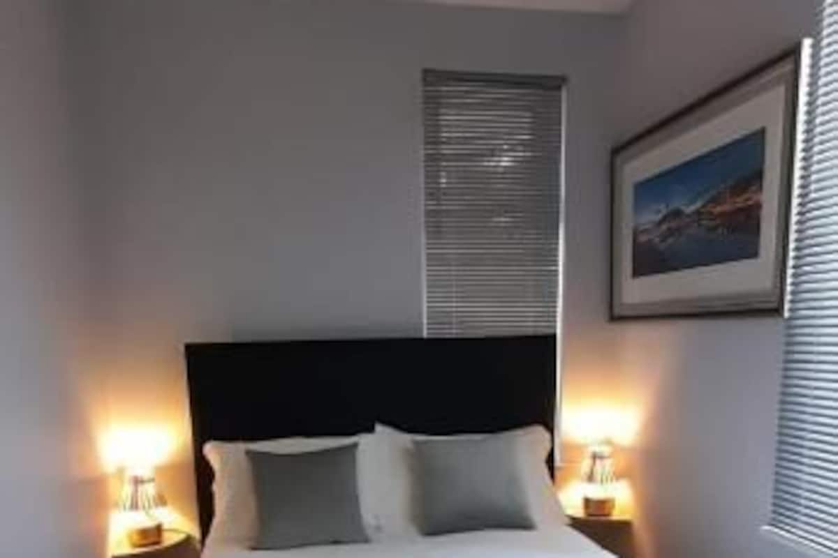 Escritorio, tabla de planchar con plancha y wifi gratis