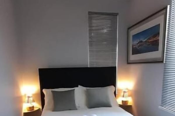 Escritorio, tabla de planchar con plancha y wifi gratis