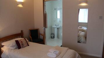 Twin Room | Bathroom