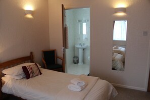 Twin Room | Bathroom | Shower, free toiletries, towels - The Capri (Torquay)