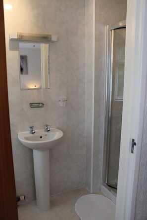 Shower, free toiletries, towels - The Capri (Torquay)