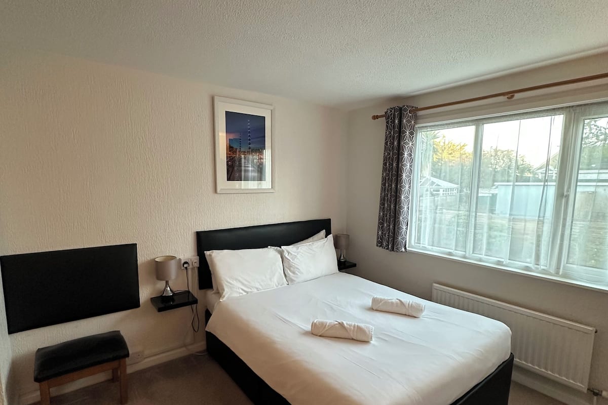 Escritorio, tabla de planchar con plancha y wifi gratis