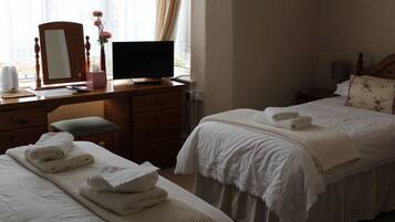 Ground Floor Family Bedroom | Een bureau, een strijkplank/strijkijzer, gratis wifi