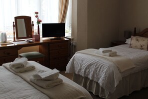 Ground Floor Family Bedroom | Desk, iron/ironing board, free WiFi - The Capri (Torquay)