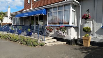 Vista frontal de la propiedad