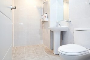 Suihku, ilmaiset hygieniatuotteet, hiustenkuivaaja, kylpytakit