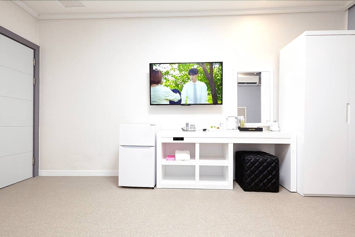 49-inch flat-screen TV with cable channels, TV, heated floors