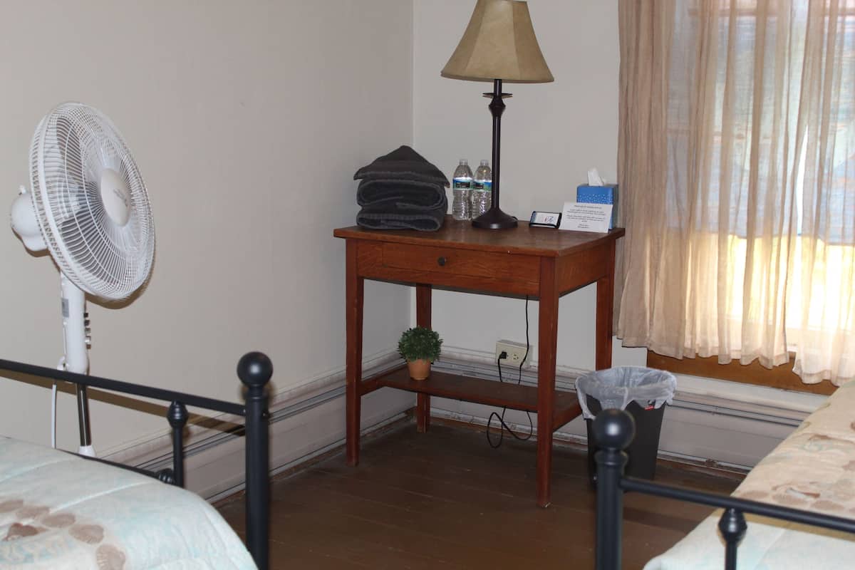 Habitación básica, 2 camas individuales | Tabla de planchar con plancha y wifi gratis