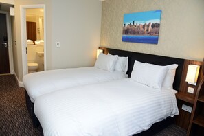 Escritorio, tabla de planchar con plancha, wifi gratis y ropa de cama