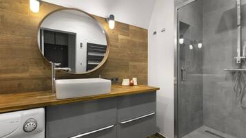 Apartment | Bathroom | Shower, rainfall showerhead, free toiletries, hair dryer