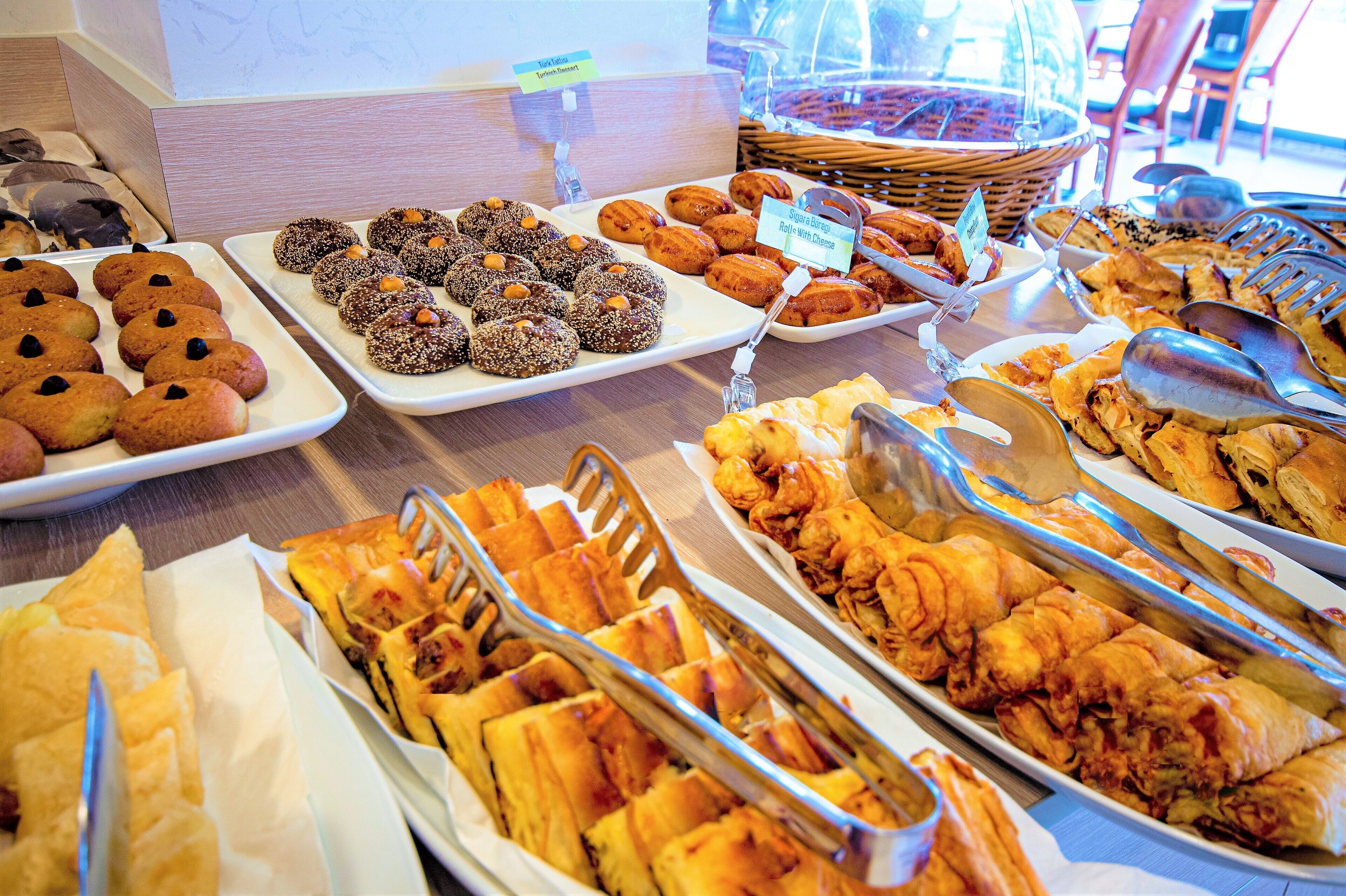 Un buffet proposant une variété de produits de boulangerie et de pâtisserie.