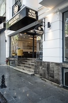 Entrada de hotel con un letrero que dice "Boss Hotel Sultana Hotel".