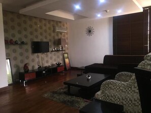 Apartment, 3 Schlafzimmer | Wohnzimmer | Flachbildfernseher