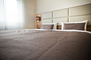 Escritorio, wifi gratis y ropa de cama 