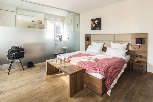 Escritorio, wifi gratis y ropa de cama