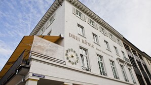 A building with the sign "Drei König" and "Hotel Restaurant Bar" indicating it is a hotel with a restaurant. - Kunst-Hotel Drei König am Marktplatz Stadt Lörrach (Loerrach)