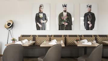 Desayuno buffet diario (EUR 11 por persona)