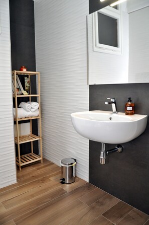 Deluxe Dört Kişilik Oda, Birden Çok Yatak, Sigara İçilmez | Banyo | Duş, geniş duş başlığı, ücretsiz banyo/kozmetik ürünleri 