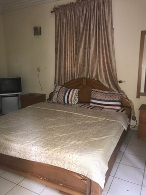 豪華客房 | 迷你吧、床單