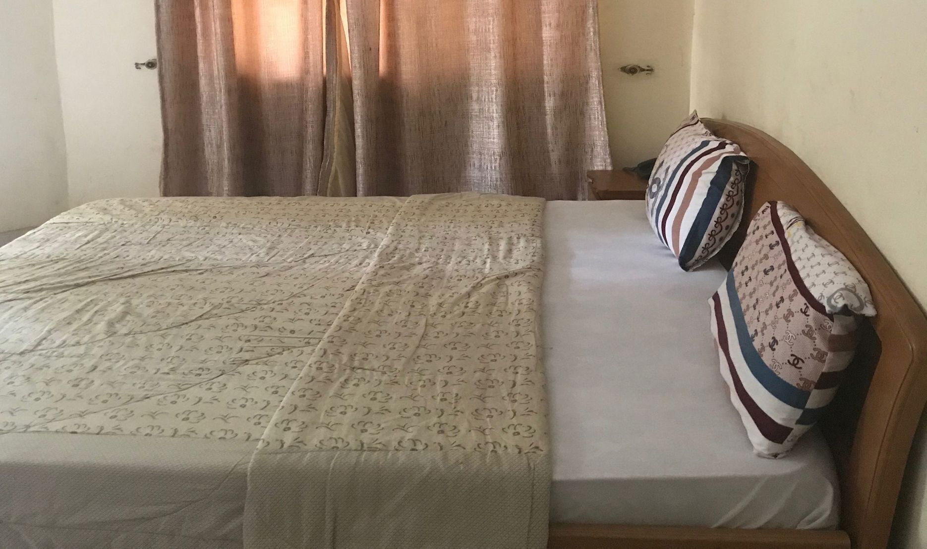 Minibar y ropa de cama 