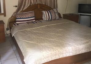 皇家客房 | 迷你吧、床單