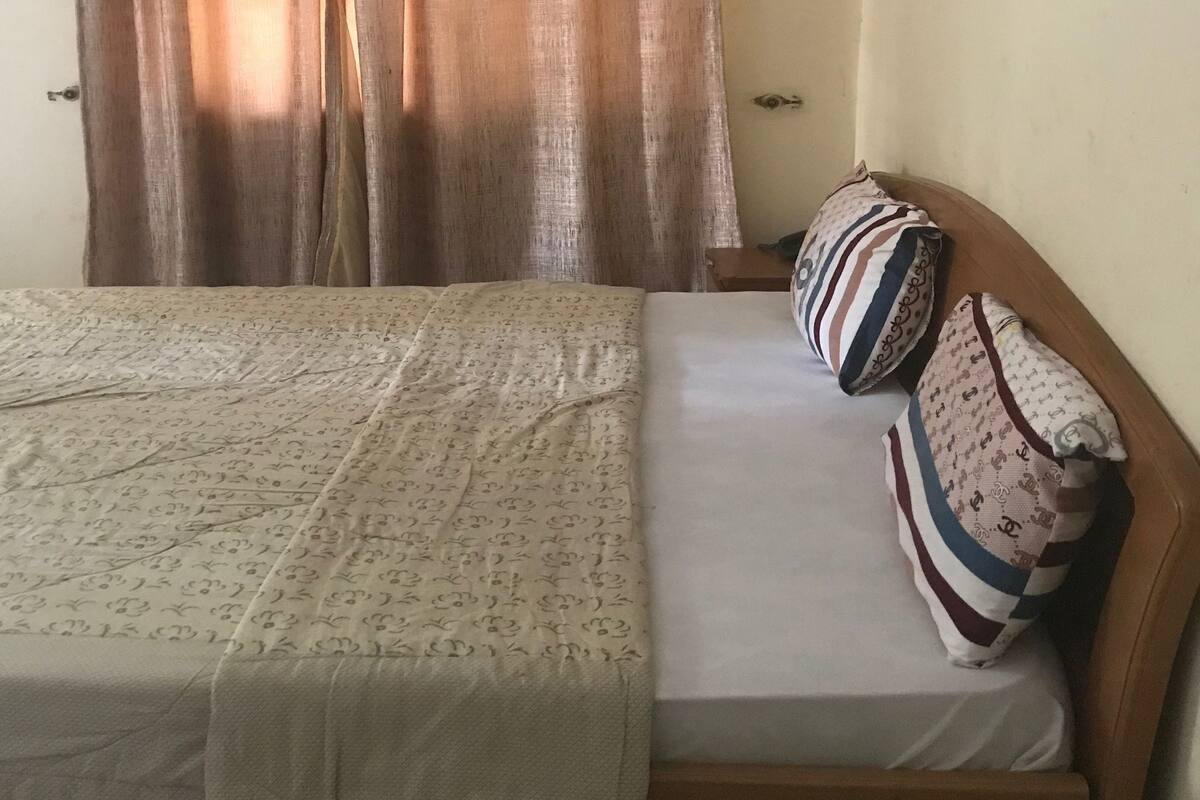 Frigobar, roupa de cama