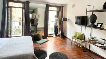 Habitación Deluxe doble (11) | Ropa de cama de alta calidad y edredones de plumas