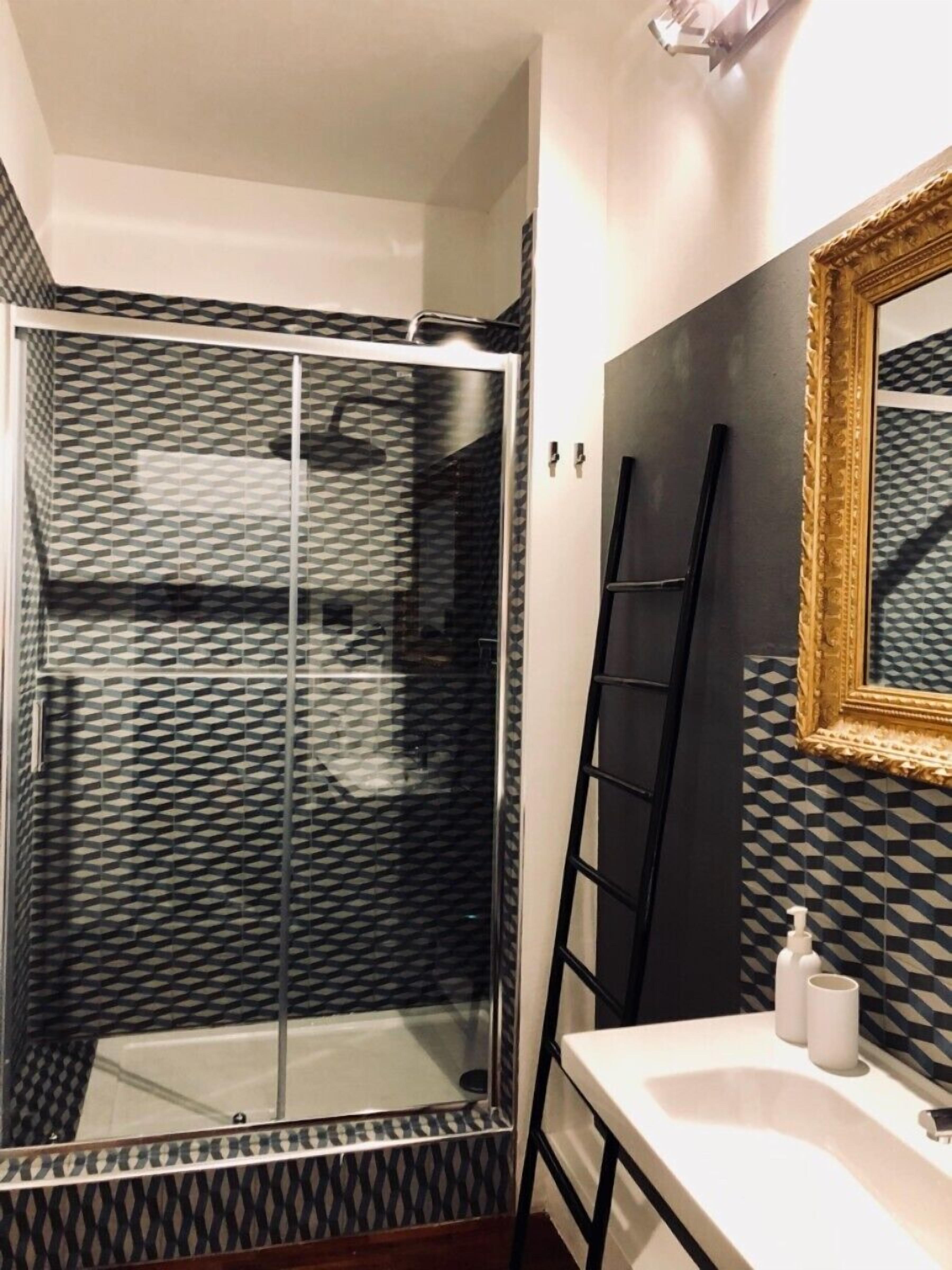 deluxe double room (11) | bathroom shower