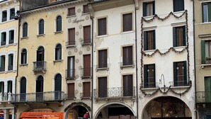 Un edificio histórico con varios balcones y un arco central.