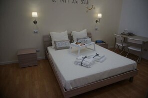 华丽三人房, 多张床, 无烟房, 一层 | 迷你吧、客房内保险箱、办公桌、遮光窗帘