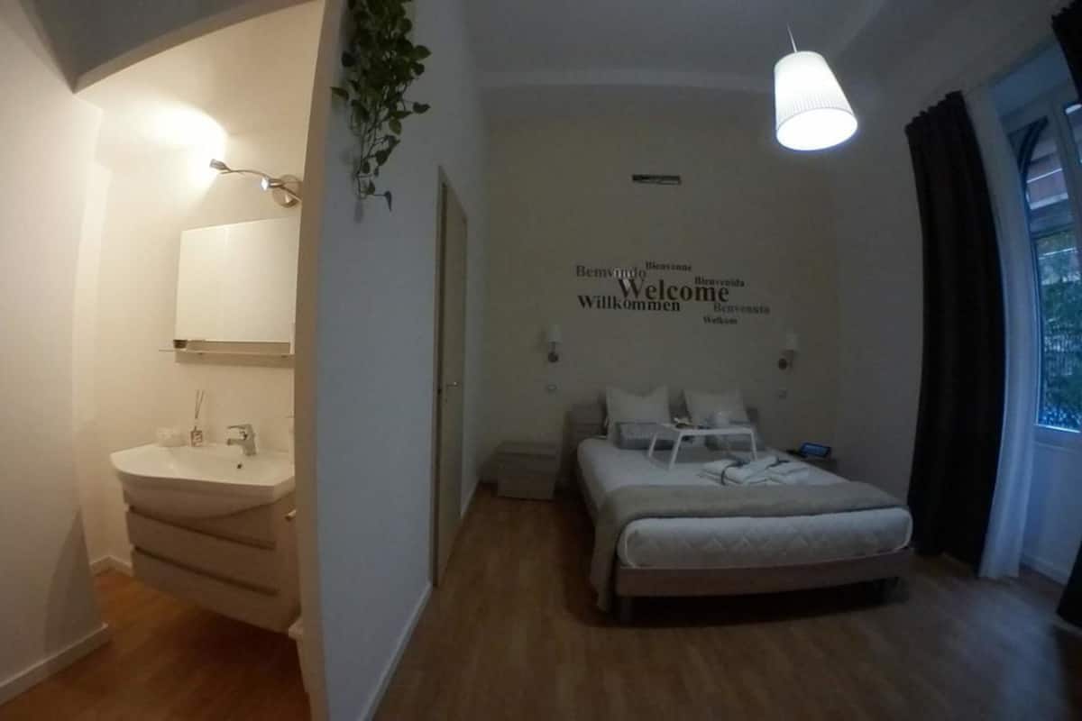 Executive tweepersoonskamer, 1 queensize bed, niet-roken, op benedenverdieping | Een minibar, een kluis op de kamer, een bureau, verduisterende gordijnen