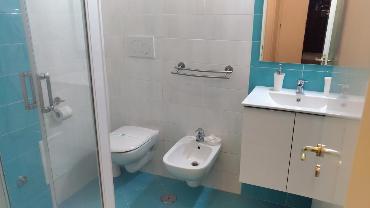 Kamar Quadruple Eksekutif, Beberapa Tempat Tidur, Bebas Asap Rokok, lantai dasar | Kamar mandi | Shower, pancuran hujan, perlengkapan mandi gratis, dan pengering rambut