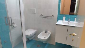 Kamar Quadruple Eksekutif, Beberapa Tempat Tidur, Bebas Asap Rokok, lantai dasar | Kamar mandi | Shower, pancuran hujan, perlengkapan mandi gratis, dan pengering rambut