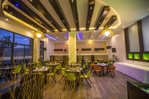 S'hi serveixen esmorzars, dinars i sopars 