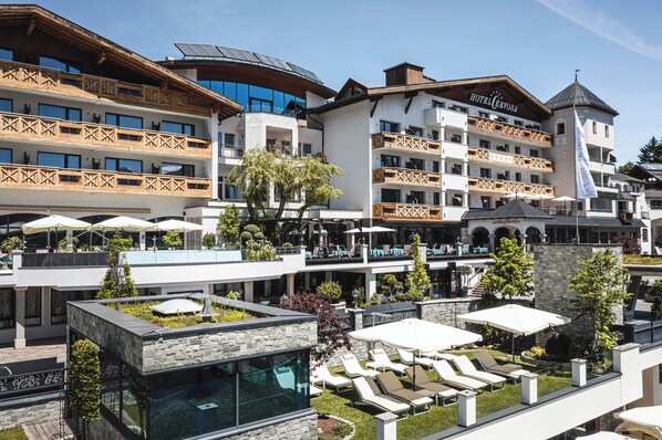 Front of property - Wellnesshotel Cervosa (Serfaus)