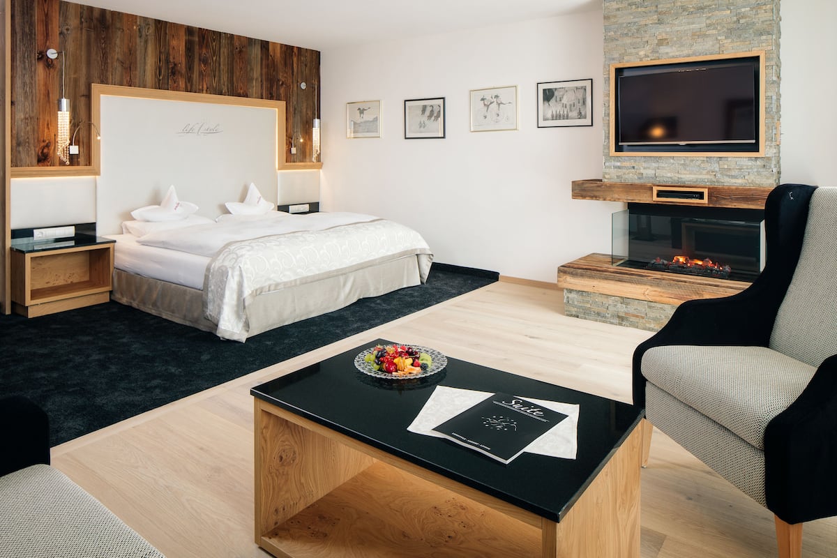 Suite Deluks | Minibar, brankas, dan tempat tidur bayi gratis