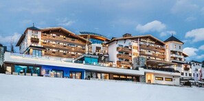 Front of property - Wellnesshotel Cervosa (Serfaus)