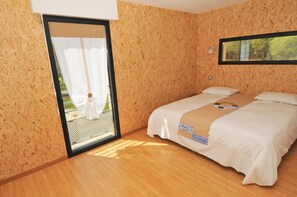 Individually decorated, individually furnished, blackout curtains - Auberge Des VoyaJoueurs (Monteneuf)