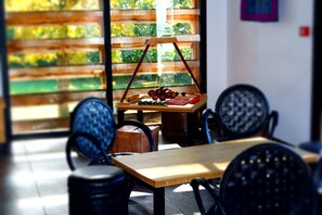 Lobby sitting area - Auberge Des VoyaJoueurs (Monteneuf)