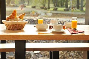 Daily continental breakfast (EUR 9.00 per person) - Auberge Des VoyaJoueurs (Monteneuf)