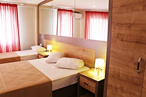 Standard-Dreibettzimmer | Schreibtisch, Bügeleisen/Bügelbrett, kostenloses WLAN